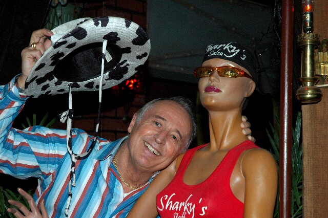 min 2005 12 18 sharkys 164
